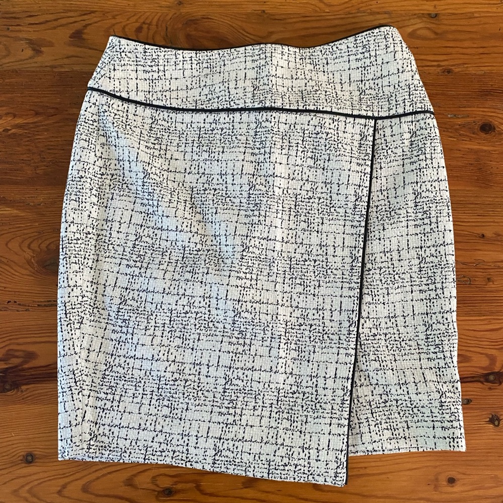 DKNY patterned pencil skirt size 6